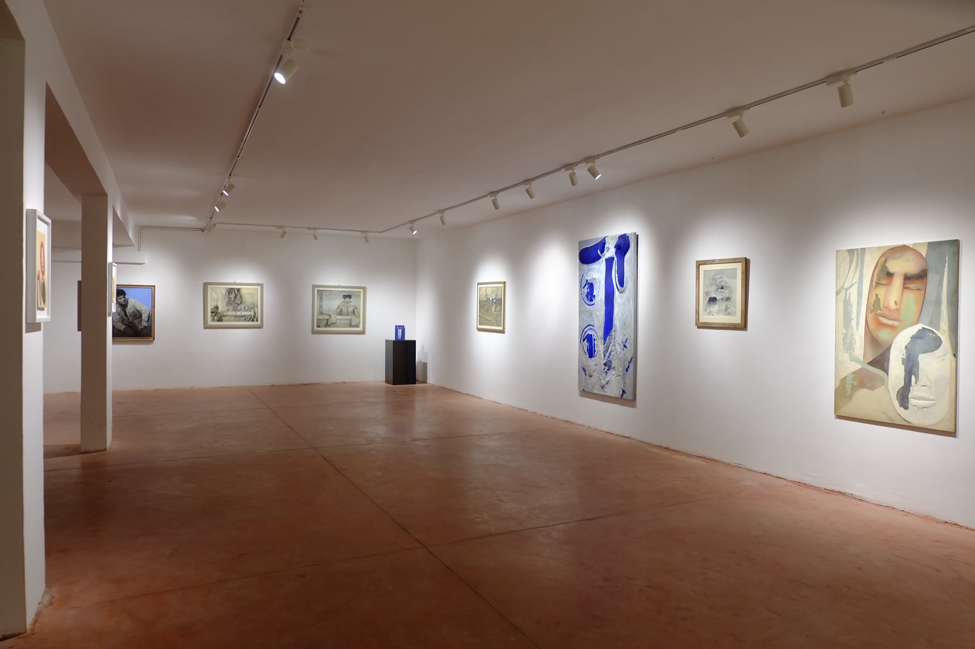 Seconda vista della sala principale con le opere in dialogo.