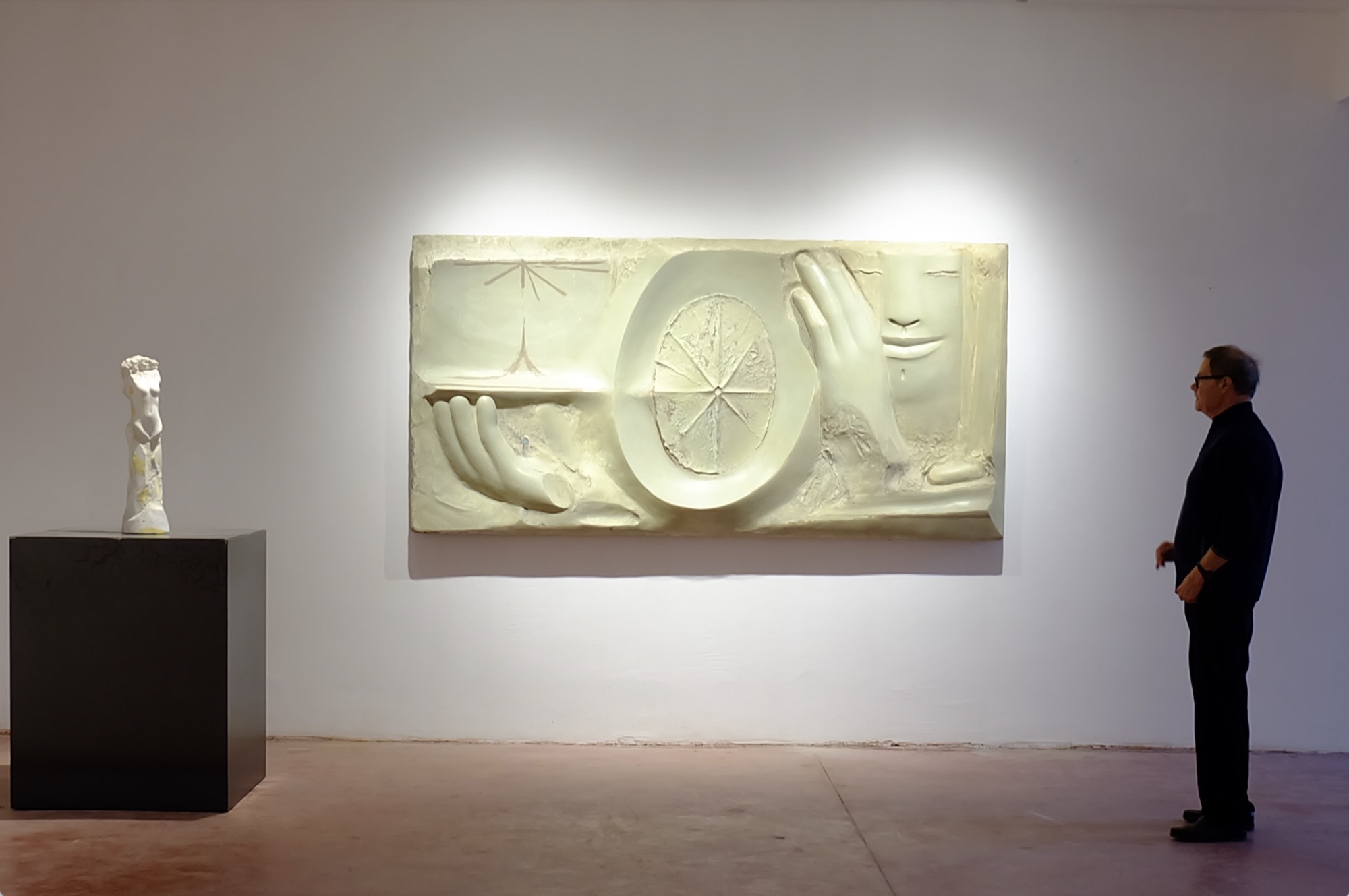 Dettaglio del rilievo in ceramica osservato da un visitatore.